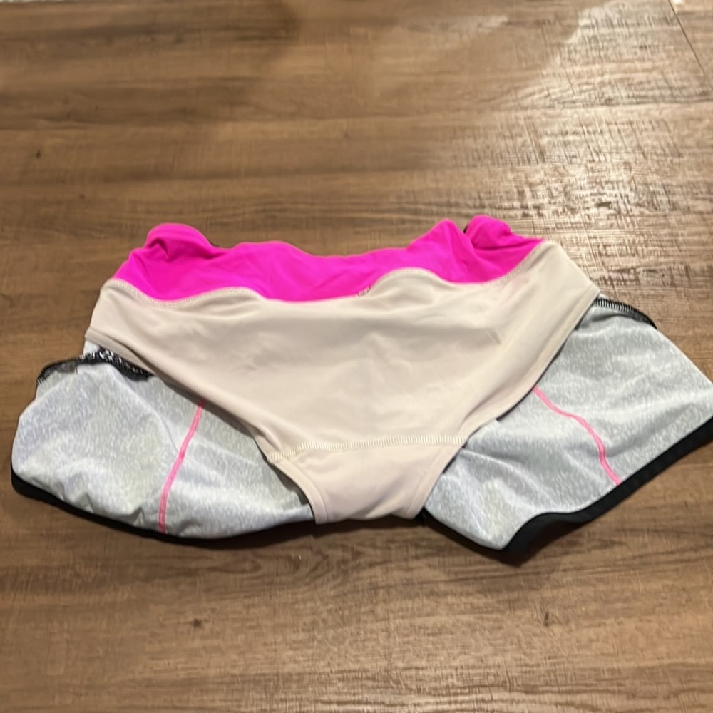 Lululemon shorts size 4 - Picture 4 of 6